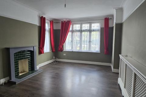 3 bedroom flat to rent, Gloucester Court, The Drive, Ilford IG1