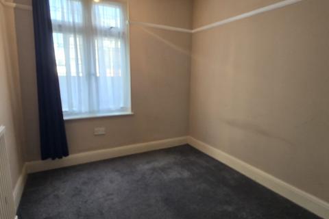 3 bedroom flat to rent, Gloucester Court, The Drive, Ilford IG1