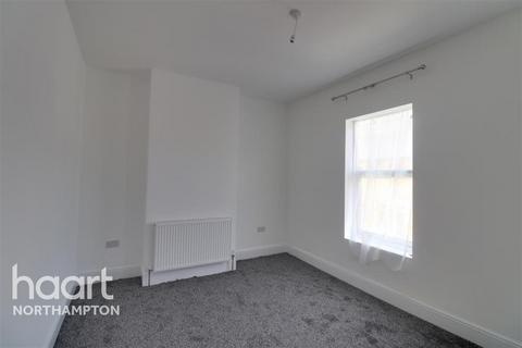 3 bedroom end of terrace house to rent, Northampton