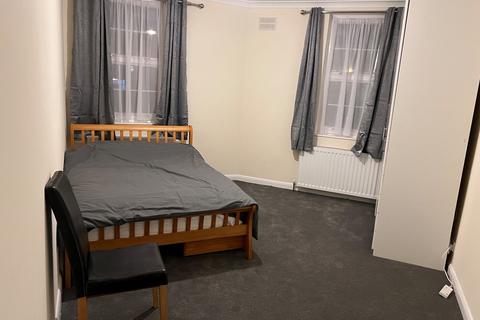 1 bedroom in a flat share to rent, Chandos Crescent, Edgware HA8