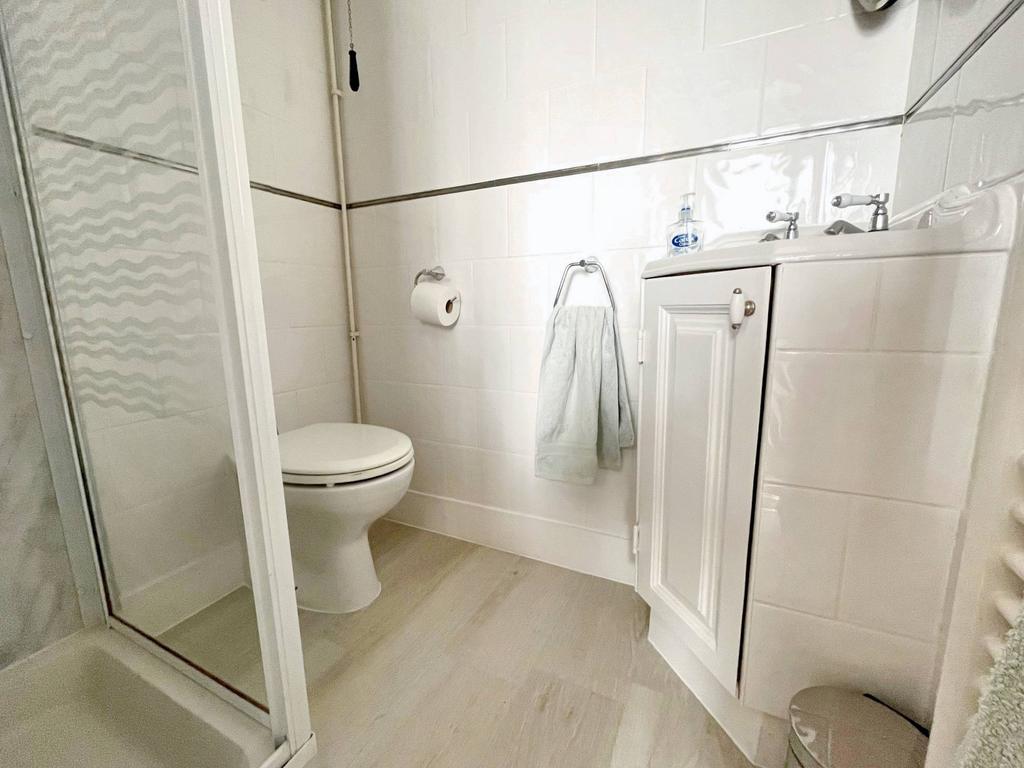 En-suite to bedroom 4/dressing room