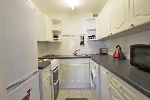 1 bedroom apartment to rent, Highclere Court, Woking GU21