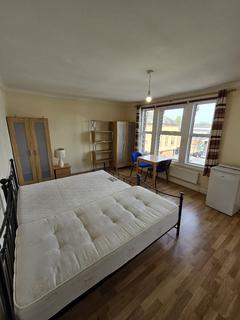 1 bedroom in a flat share to rent, Green Lanes, London N13