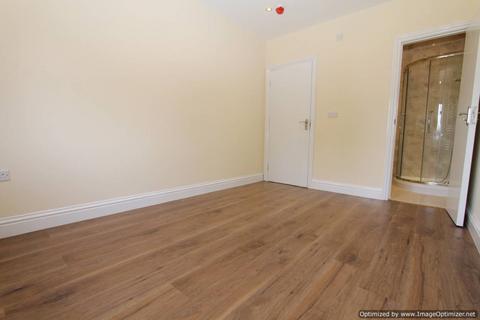 1 bedroom in a house share to rent, Morden, SM4