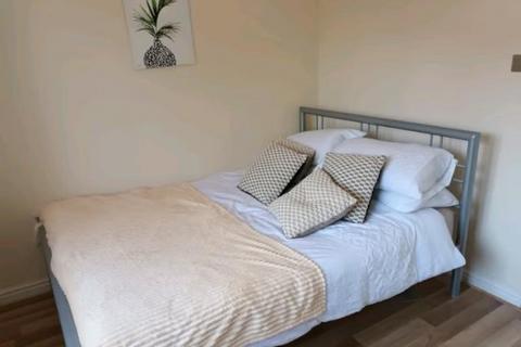 3 bedroom house share to rent - Summerton Way