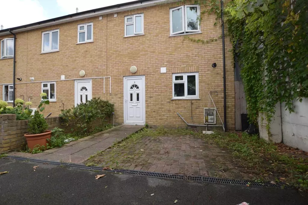 3 bedroom end of terrace house to rent
