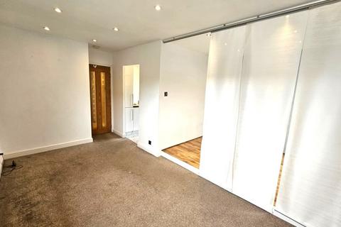 Studio to rent, Millersdale Court, Glossop SK13