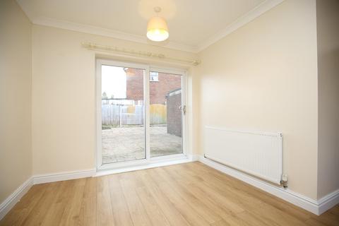 2 bedroom end of terrace house to rent, Mythe View, Atherstone
