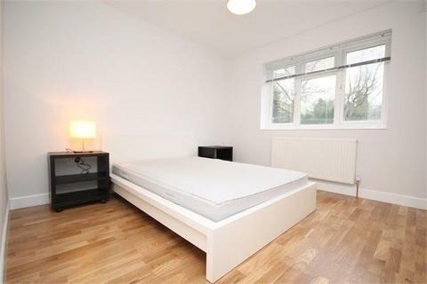 3 bedroom flat to rent, Chatsworth Road, Kilburn