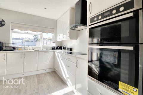 66 Gorseway, Romford, RM7 0RS