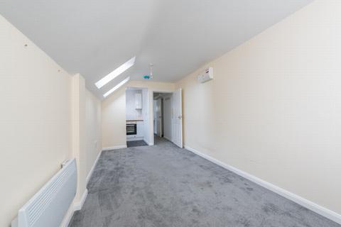 Studio to rent, Lynchford Road, Farnborough, GU14