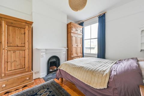 2 bedroom flat to rent, Mallinson Road, Between the Commons, London, SW11