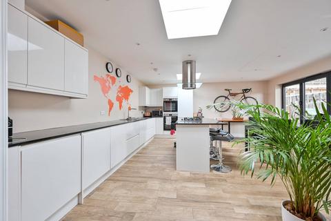 2 Macquarie Way, London, E14 3AU