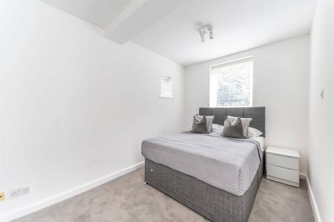 2 bedroom flat to rent, Kew Bridge Court, Chiswick, London, W4