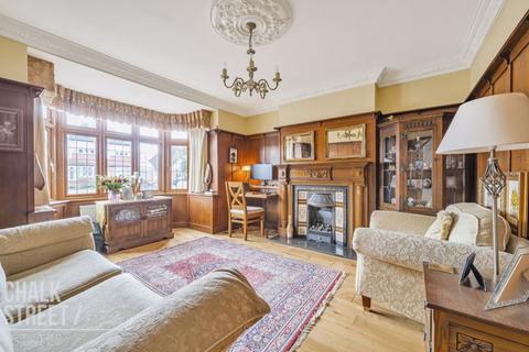 28 Kenilworth Gardens, Hornchurch, RM12 4SE