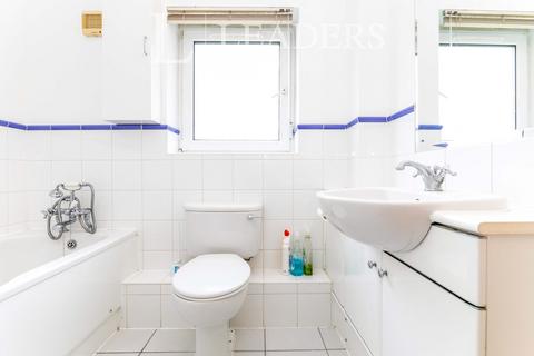 2 bedroom apartment to rent, Lysander Court, Gunwharf Quays