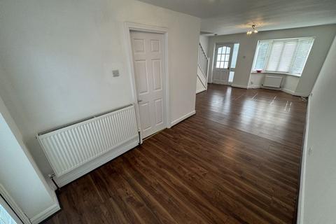 3 bedroom semi-detached house to rent, Holbeck Close, Horwich
