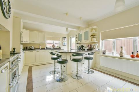 3 bedroom detached house for sale, Little Common Road, Bexhill on Sea, TN39