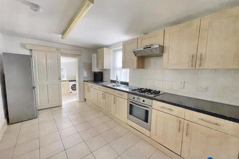 3 bedroom terraced house for sale, West Road, London