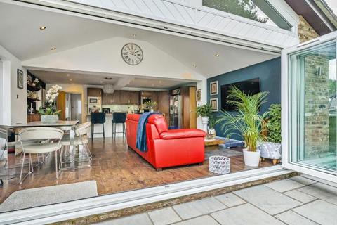 3 Crosby Gardens, Yateley, GU46 7RT