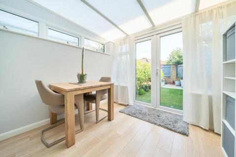 15 Barn Field, Yateley, GU46 6HZ