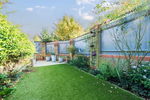 15 Barn Field, Yateley, GU46 6HZ