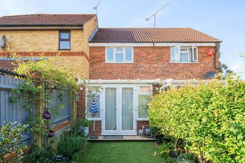 15 Barn Field, Yateley, GU46 6HZ