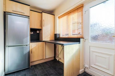 2 bedroom flat to rent, South Drive, Wakefield WF2