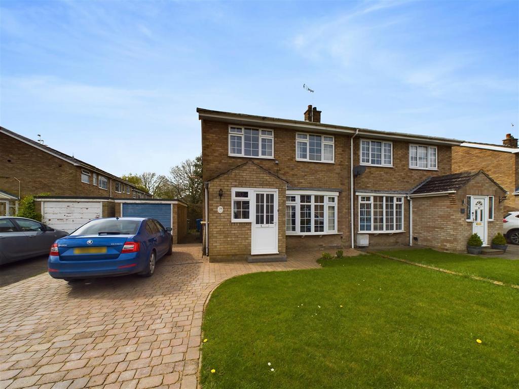 34 Laburnum Avenue, Hutton Cranswick... 3 bed semidetached house for