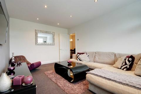 2 bedroom flat to rent, Buckingham Road