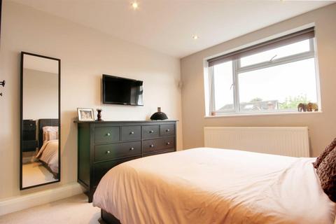 2 bedroom flat to rent, Buckingham Road