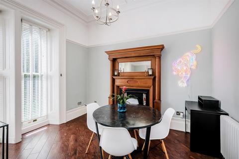 2 bedroom apartment for sale, Kingsley Grange, The Rise, Snaresbrook