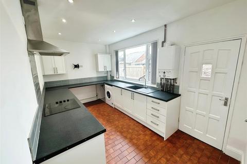 3 bedroom terraced house to rent, Bentley Road, Doncaster DN5
