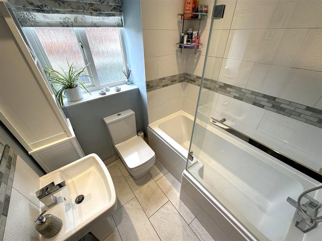 Family Bathroom 164