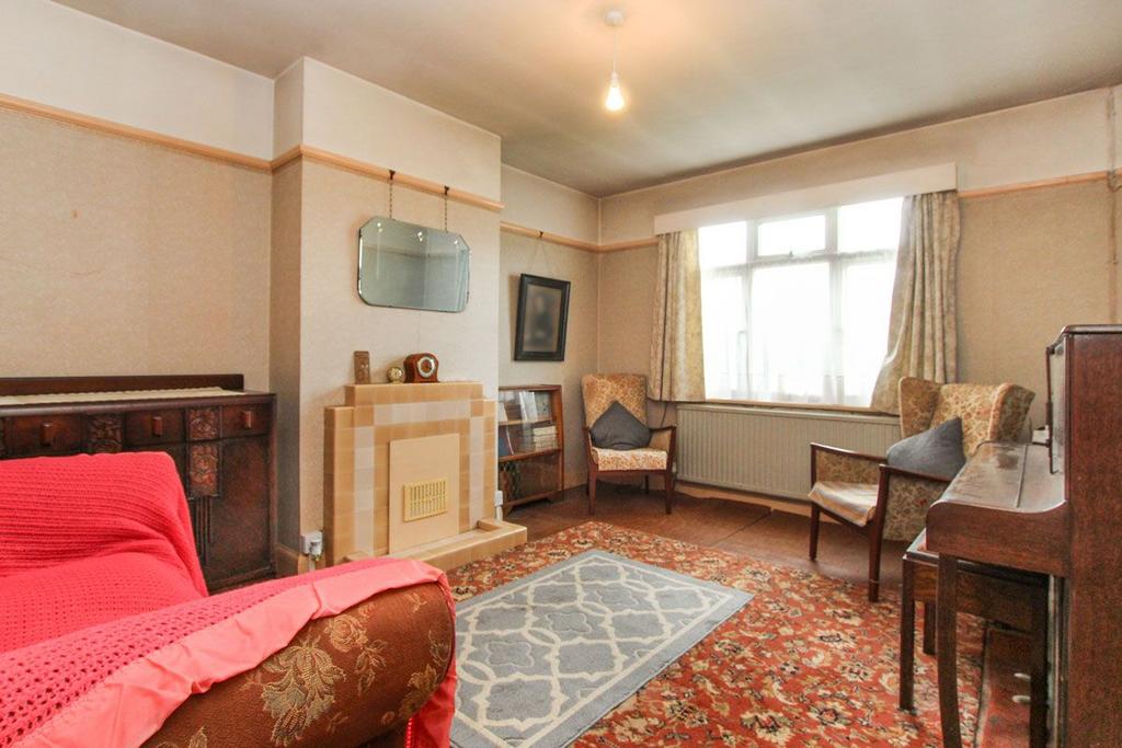 Osborne Gardens, Herne Bay 2 bed semidetached house for sale £290,000
