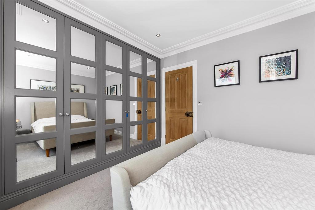 Bedroom 1/heritage wardrobes