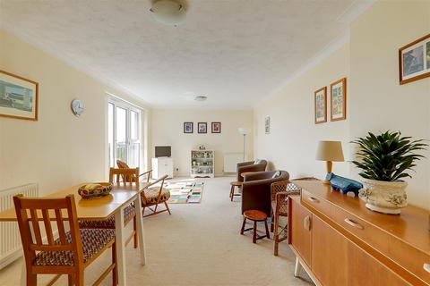 2 bedroom flat for sale, Cardinal Court, Worthing BN11