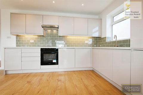 4 bedroom semi-detached house to rent, Broadlands Avenue, Rayleigh