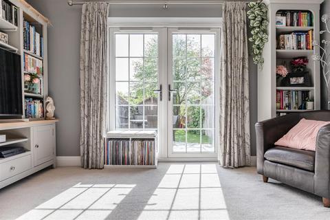4 Binfield Close, Byfleet, West Byfleet, KT14 7FJ