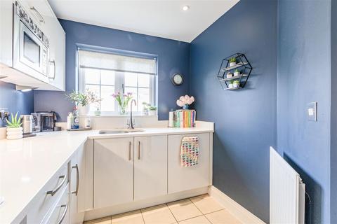 4 Binfield Close, Byfleet, West Byfleet, KT14 7FJ