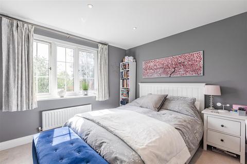 4 Binfield Close, Byfleet, West Byfleet, KT14 7FJ