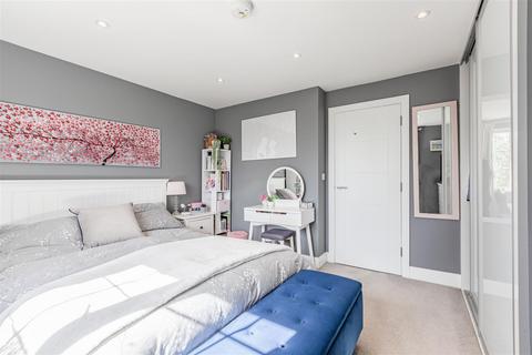 4 Binfield Close, Byfleet, West Byfleet, KT14 7FJ