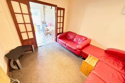 4 bedroom terraced house to rent, Newcroft Close, Hillingdon,