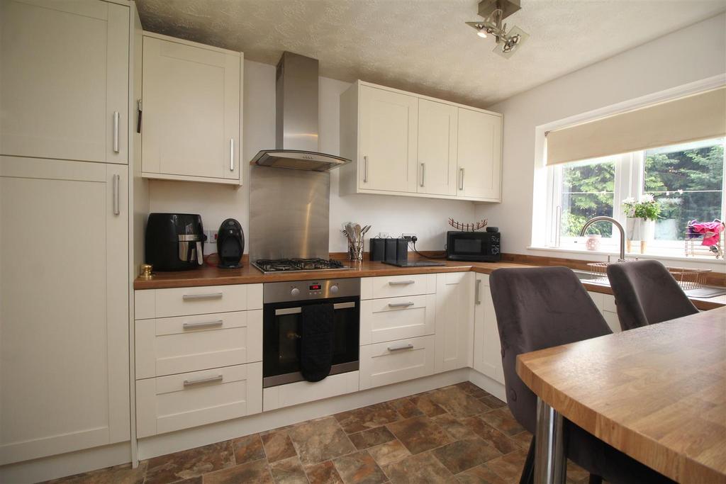 Kitchen 2 .JPG