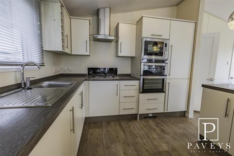 3 bedroom chalet for sale, London Road, Little Clacton