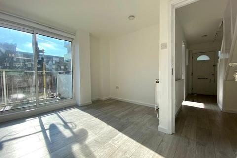 3 bedroom flat to rent, Winchester Avenue, London