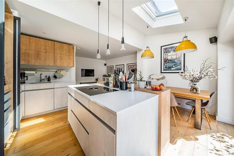 20 Cheyne Hill, Surbiton, KT5 8BN