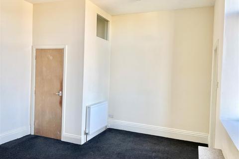 1 bedroom property to rent, 1 Bed First Floor Flat, Wellington Road, Bridlington, YO15 2BA