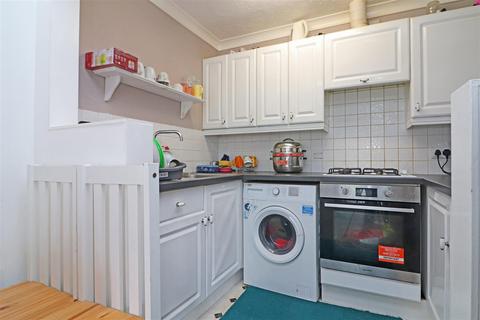 1 bedroom flat for sale, Ladbroke Road, Redhill