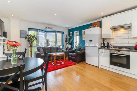 2 bedroom flat for sale, Associates House, New Barnet EN4